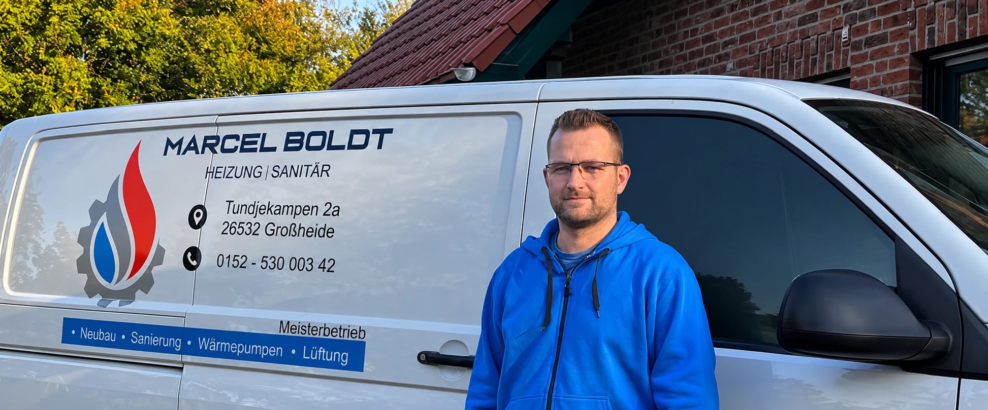 Marcel Boldt vor seinem Firmenfahrzeug am Betriebssitz in Großheide
