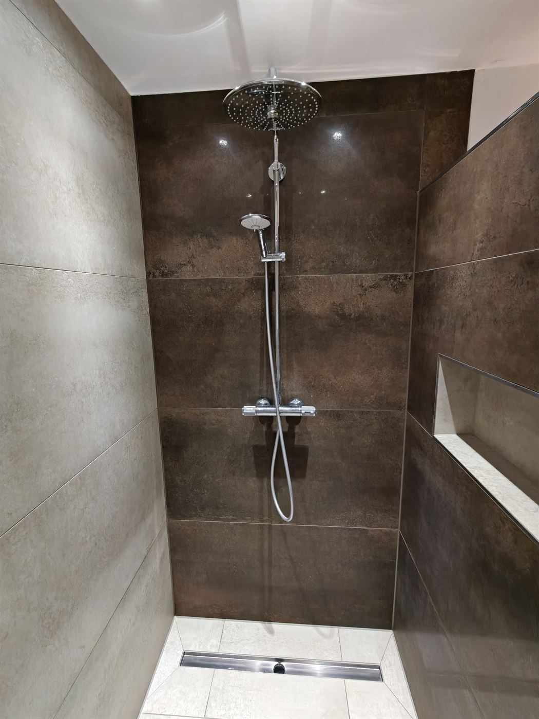 Bodengleiche Dusche mit Regendusche, Thermostatarmatur, Edelstahl-Duschrinne und gefliester Wandnische
